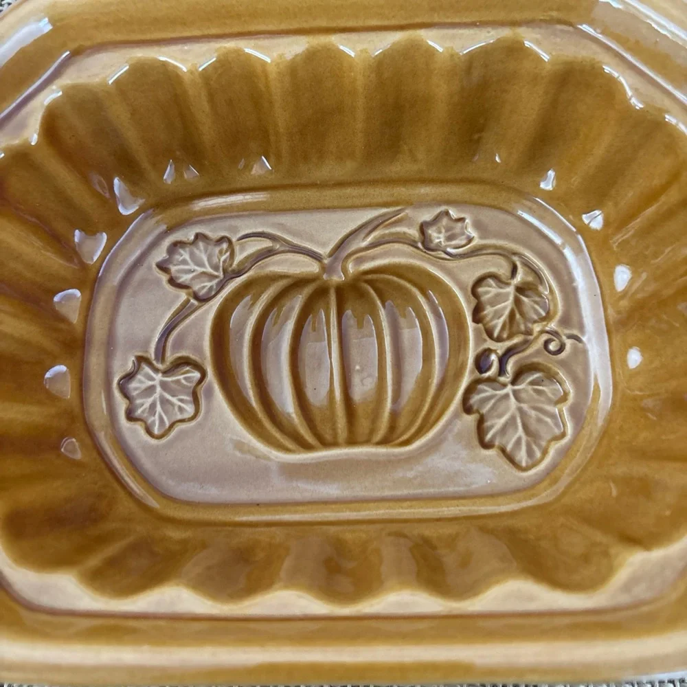 Crate & Barrel Ceramic Stoneware Pumpkin Cake Bread Baking Dish Gel Mold